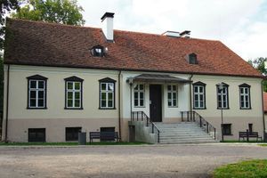 Kidulių dvaras &ndash; dvaras Kidulių kaime (&Scaron;akių rajonas), 2013 m. dvaro rūmai buvo restauruoti.